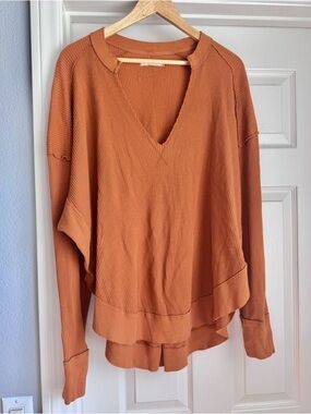 FREE PEOPLE OVERSIZED MEDIUM HENLEY TOP